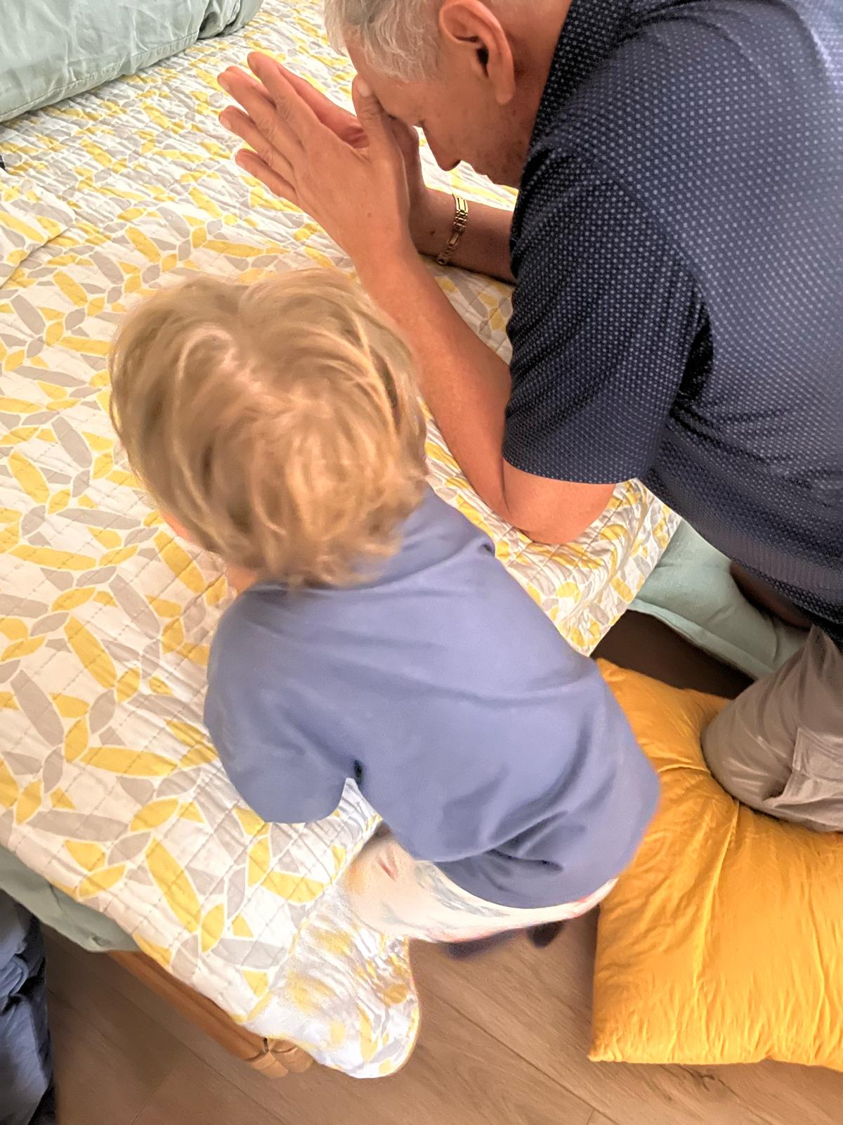 Un adulto y un niño orando juntos